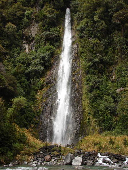 Das Wasser fällt 96 Meter tief -- und hört sich an wie Donner