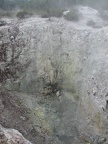 heiße giftige Schwefeldämpfe aus dem Krater