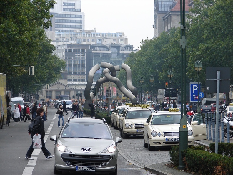 "Broken Chain" auf der Tauentzienstraße