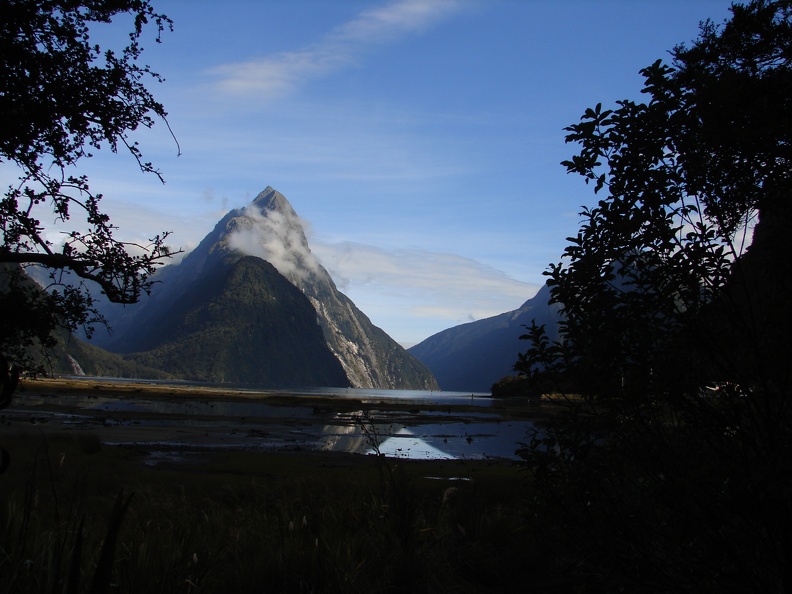 Am Milford Sound -- mit Mitre Peak